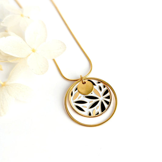 Collier pendentif en émail fleurs or, noir et blanc pour femme