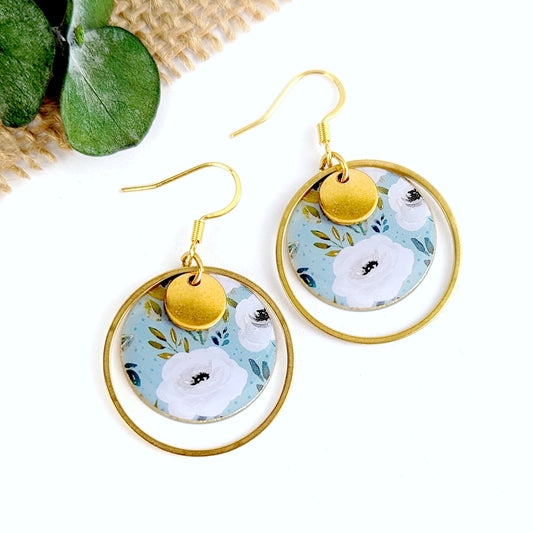 Boucles d'oreilles fleurs blanches sur fond vert d'eau pour femme