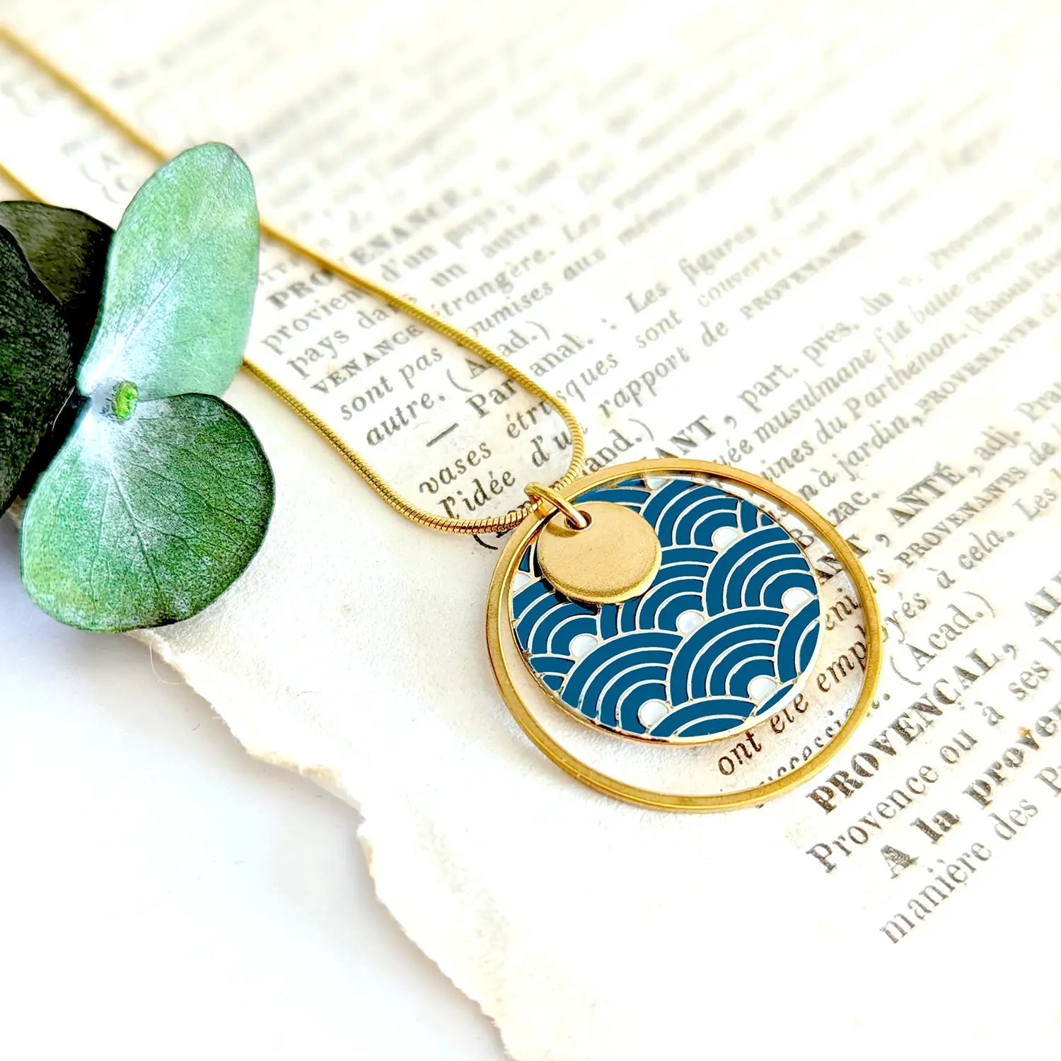 medaillon-collier-vagues-bleues-japonaise