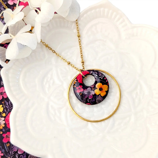 Collier long et pendentif rond en bois et résine - Fleurs bordeaux et noir