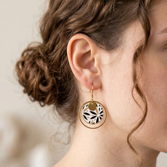 Boucles d’oreilles pendantes en émail Fleurs or, noir et blanc pour femme